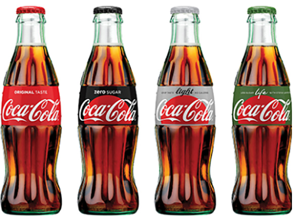 A icônica garrafa da Coca-Cola também ganhou grafismo global dentro da estratégia "Uma Embalagem"