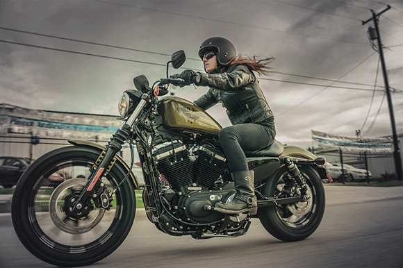 Iron 883T é uma motocicleta ágil, com acabamento exclusivo em preto fosco e rodas pretas